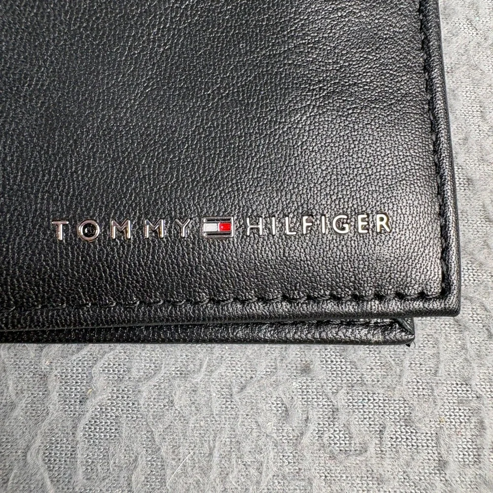 Tommy Hilfiger Mens Black Leather Bifold Wallet Stripe Ribbon ID Window